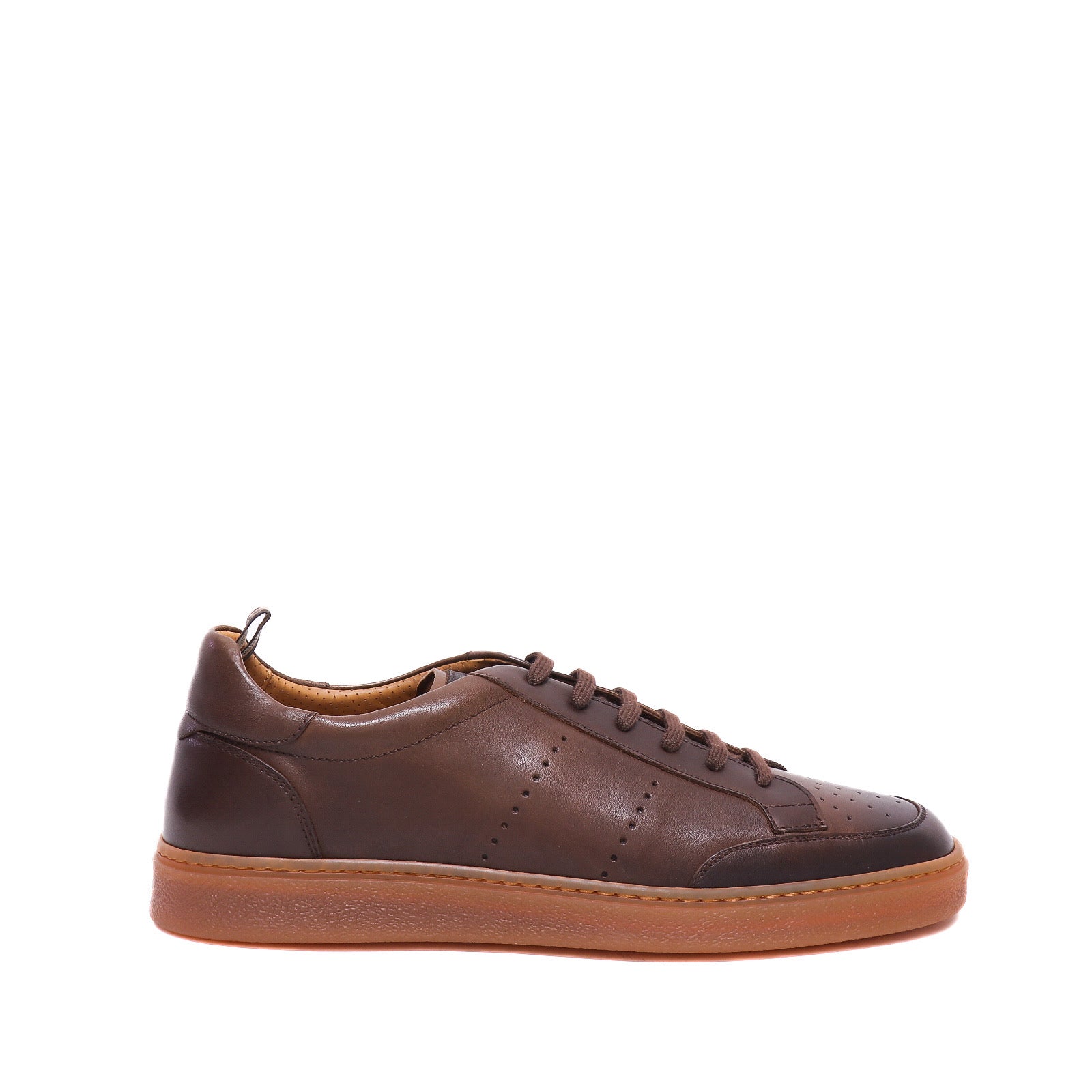 Red Sneakers Varem