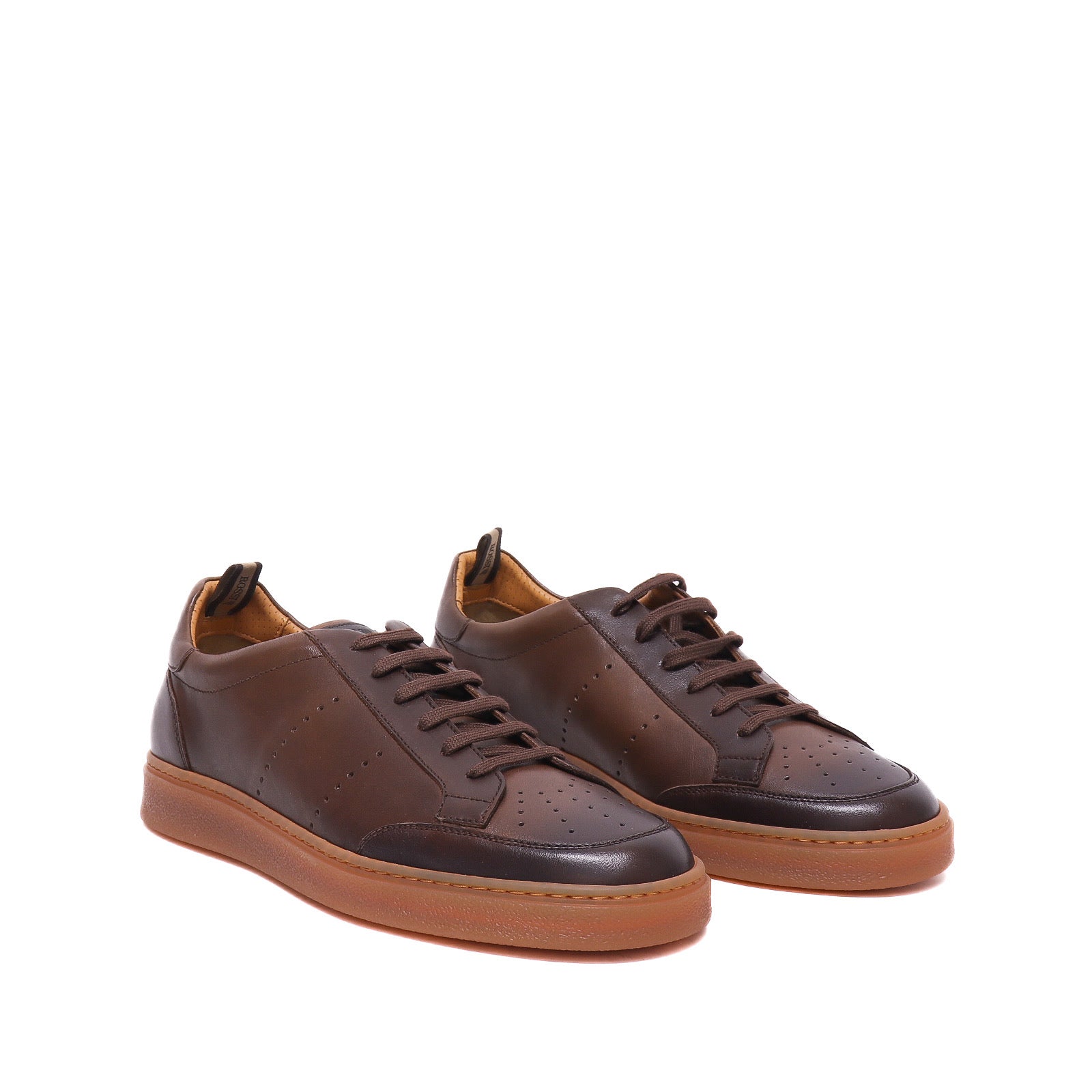 Red Sneakers Varem